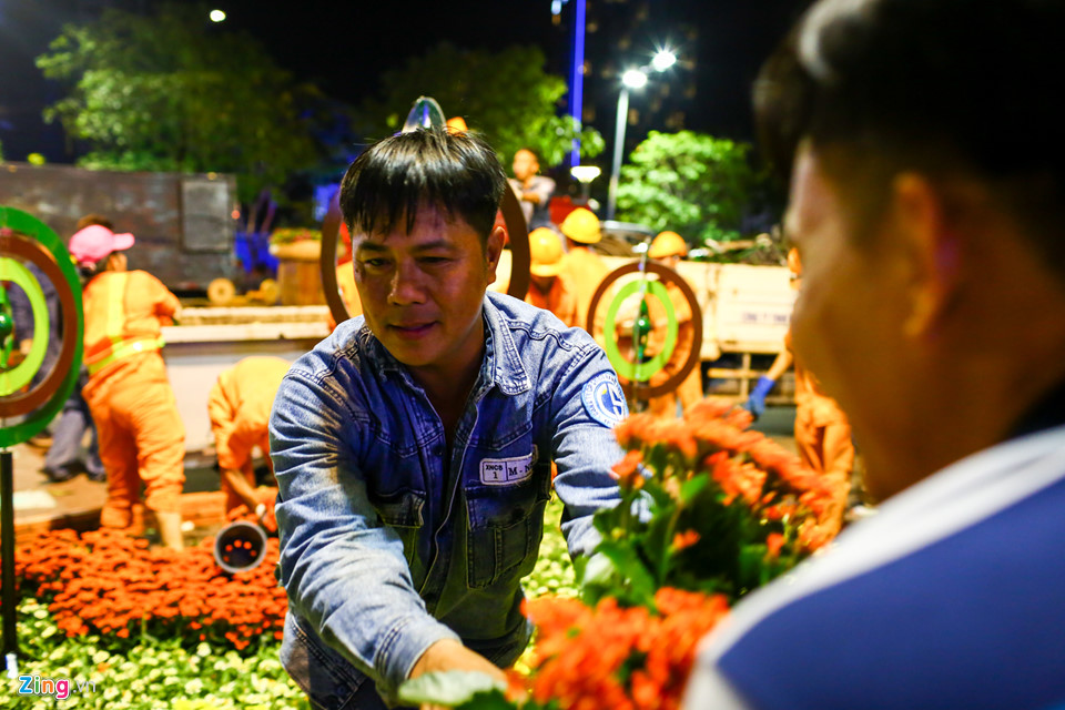 Nhiều người chờ đến khuya để xin hoa đêm bế mạc đường hoa Nguyễn Huệ